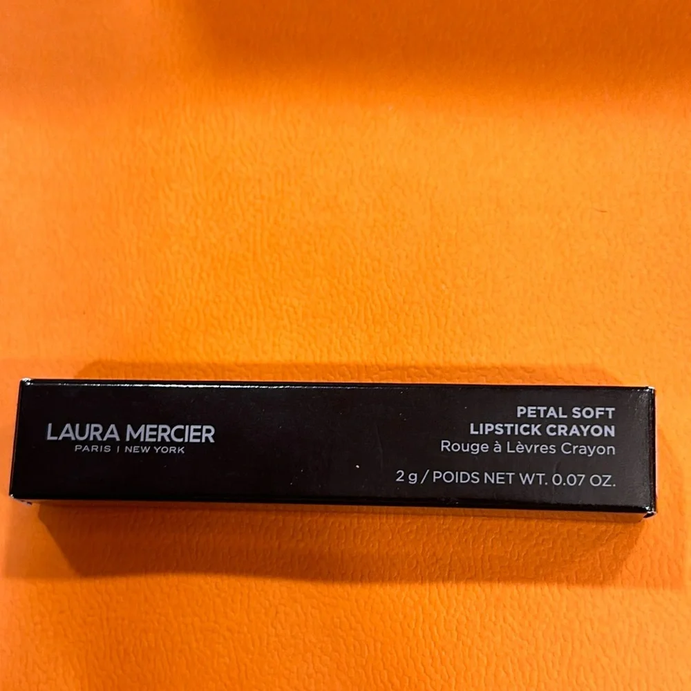 LAURA MARCIER ROUGE A LEVRES SOFT PETAL CRAYON NWT